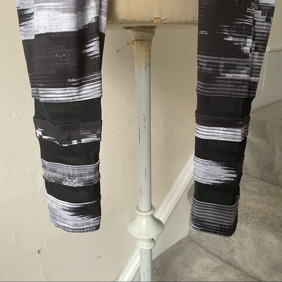 Strut-This Black Gray Pixel Print Mesh Stripe Workout Yoga Leggings EUC One Size - Picture 3 of 6